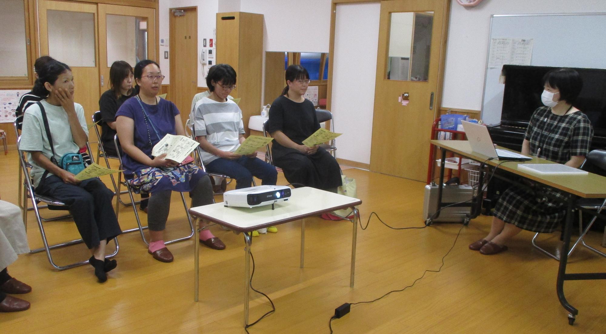 栄養指導です。保護者の方から栄養教諭の岡村先生に食事についての質問もありました。