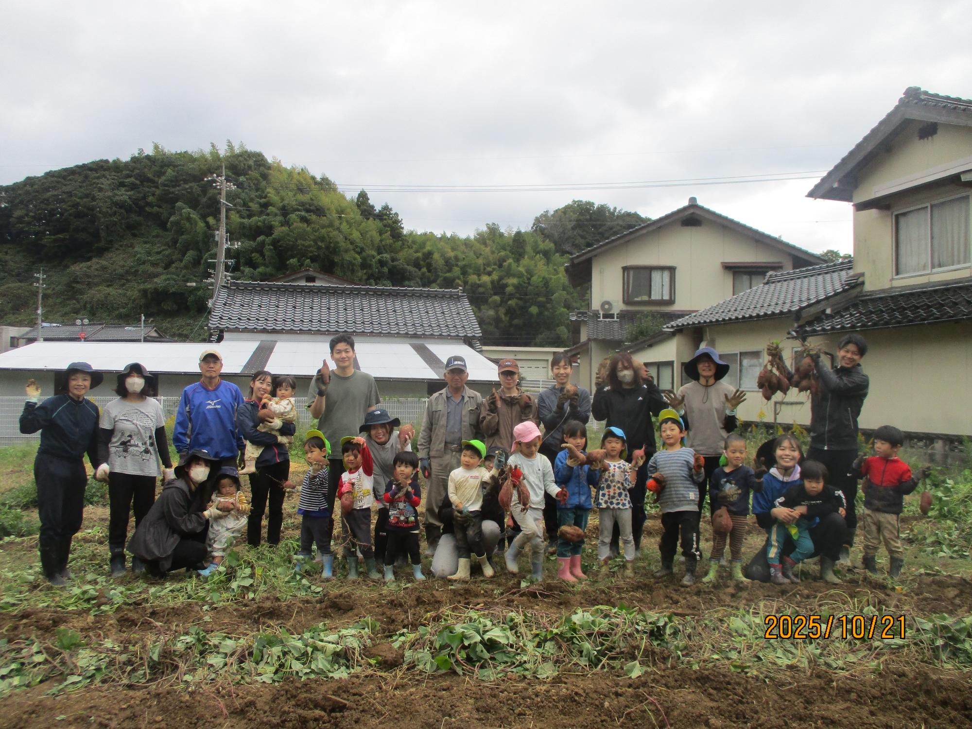 お芋をもって、はいチーズ！大きいおいも、すごいでしょ