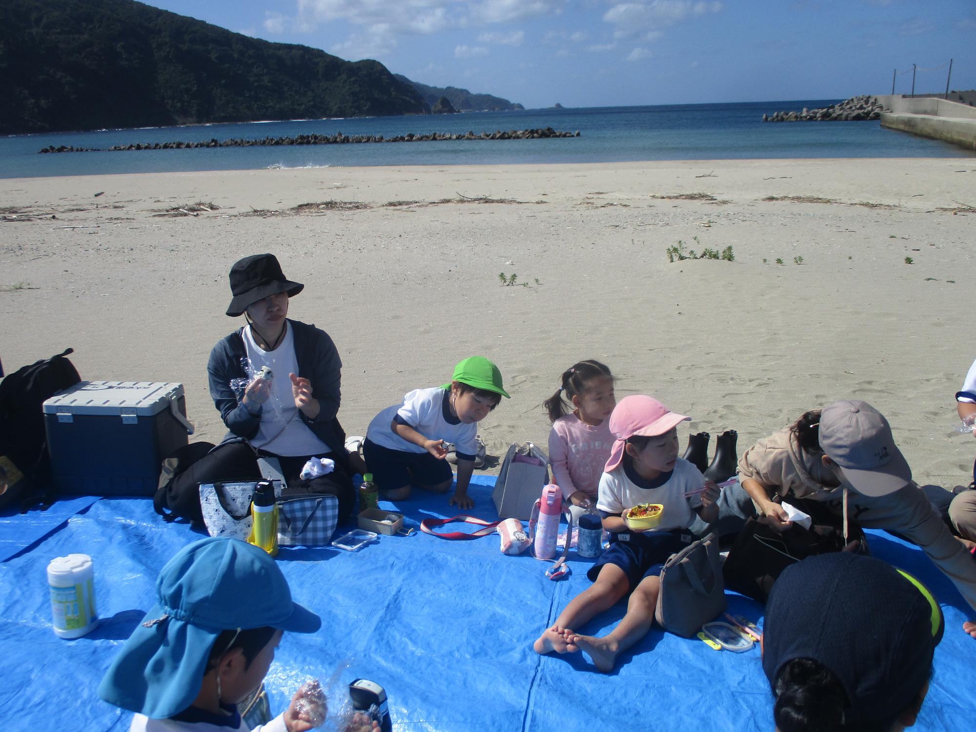 浜辺でみんなでおにぎり食べたよ。サイコー