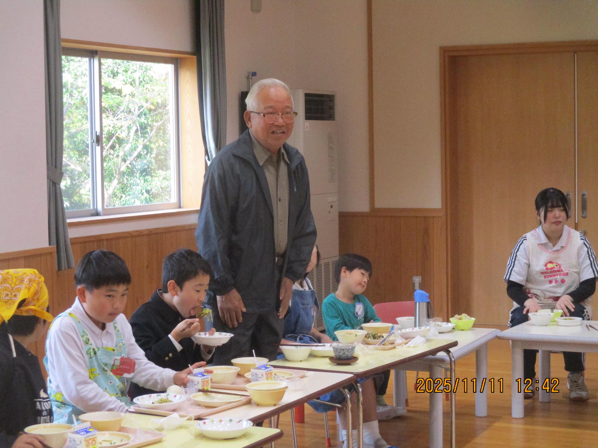 地域の安達さんを招待して、5年生とクッキング。おにぎりパーティをしたよ