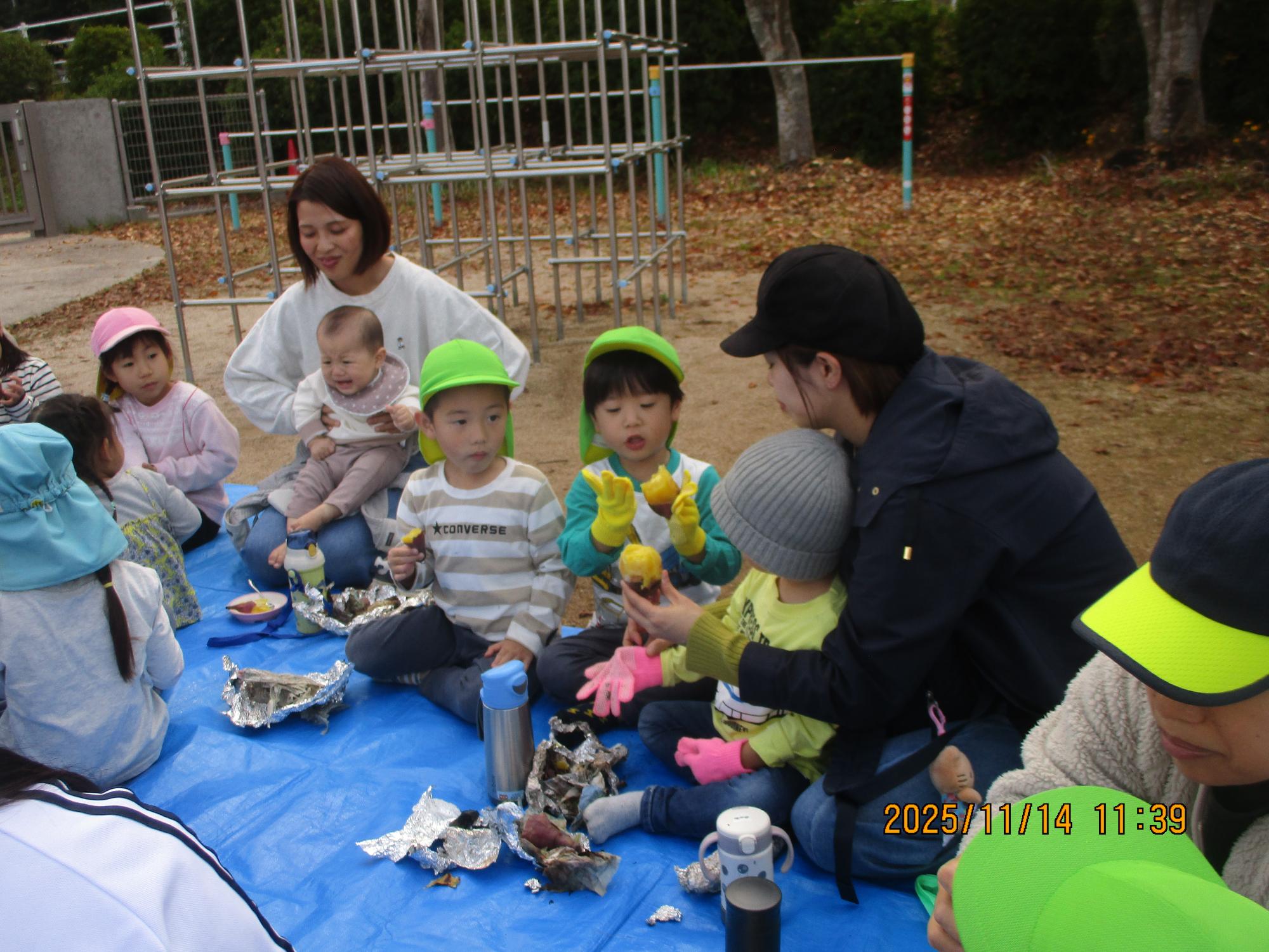 園庭でみんなで焼き芋食べたよ