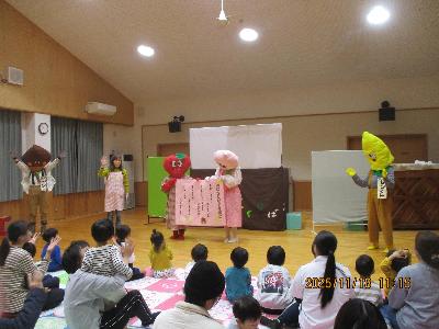 おはなしびっくり箱さんの楽しいショーを見たよ