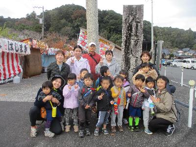 佐太神社の鳥居の前ではいポーズ