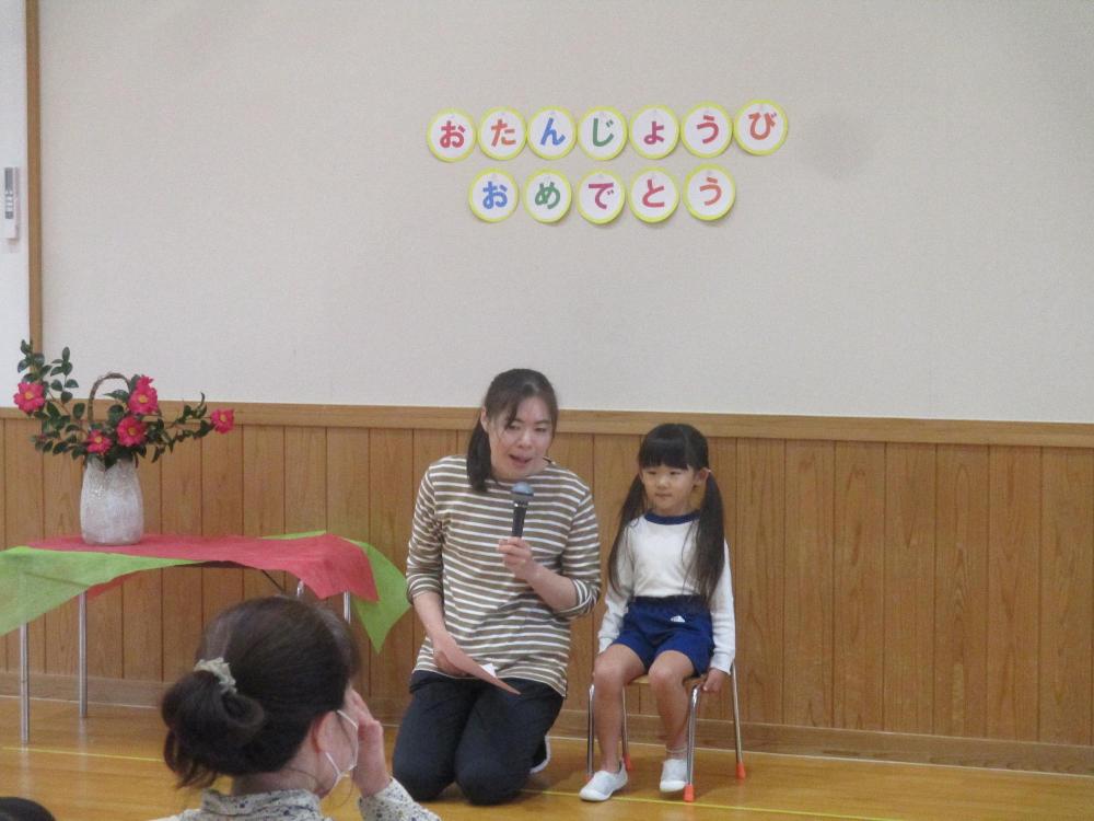 12月生まれの誕生会をしました。沢山質問されていました。