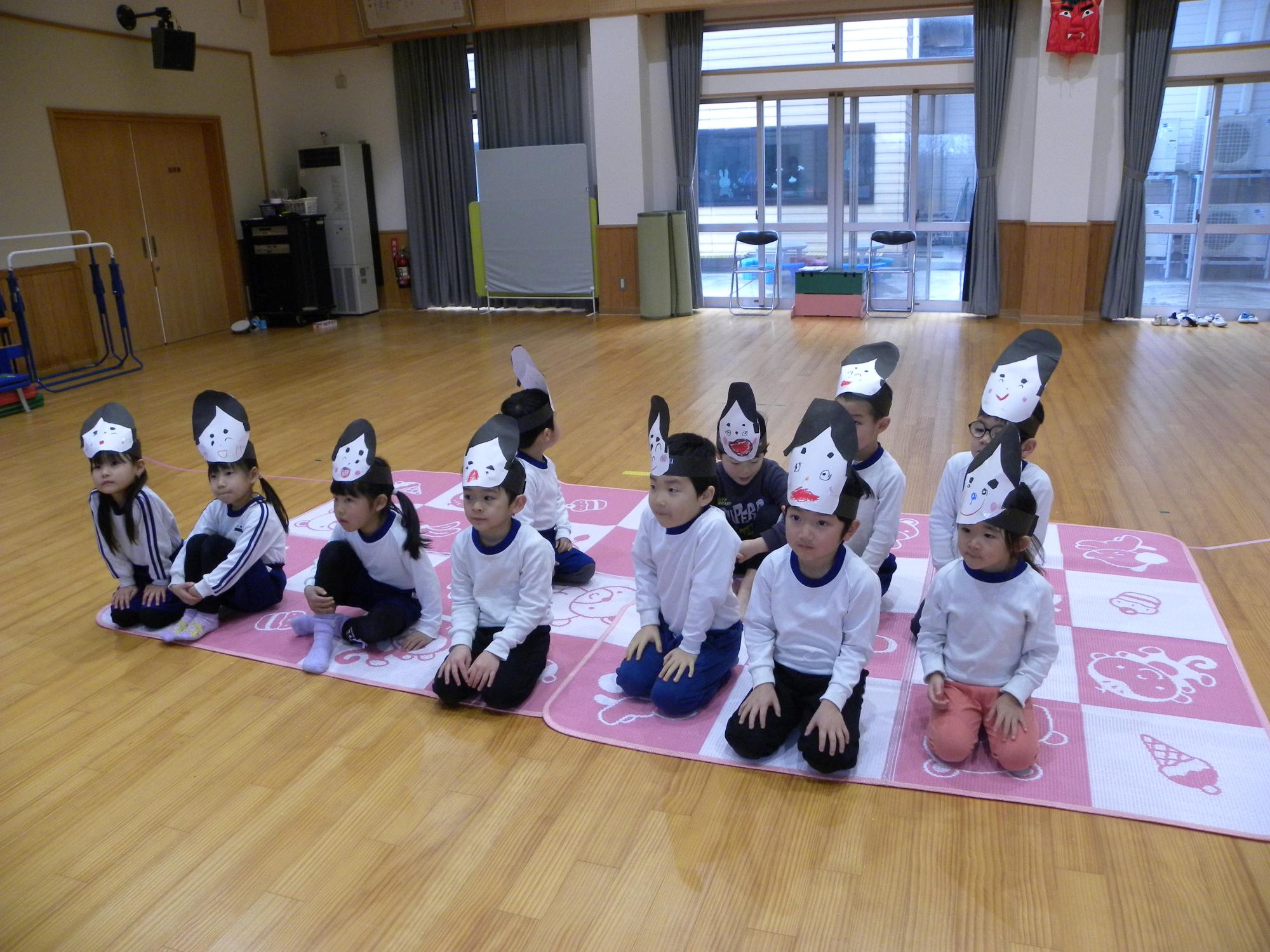 節分の話に興味深そうなこどもたち。おかめさんのお面がかわいい♪