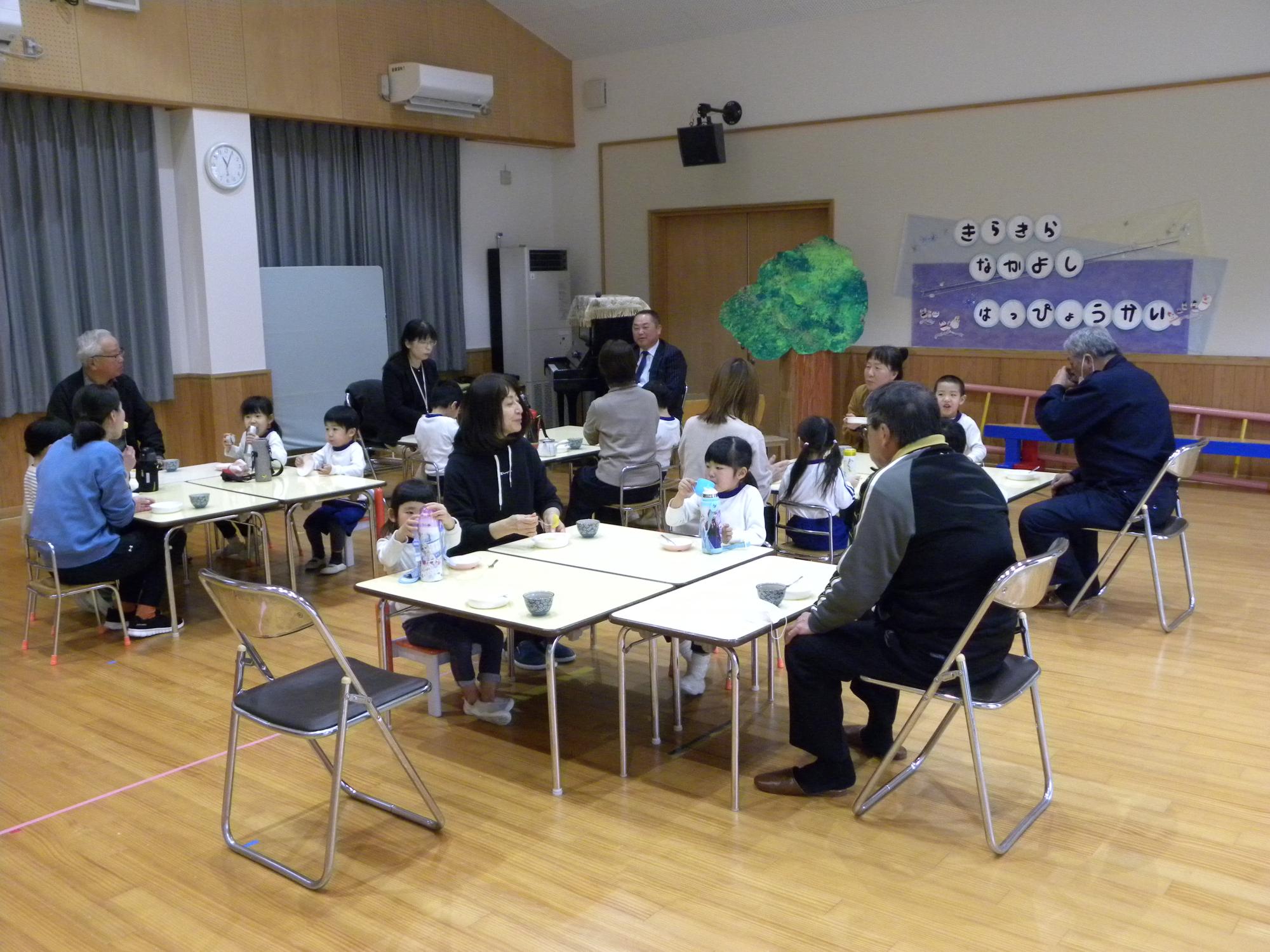 ありがとうの会をしたよ。みんなでおやつ食べながらおしゃべり楽しかったよ。