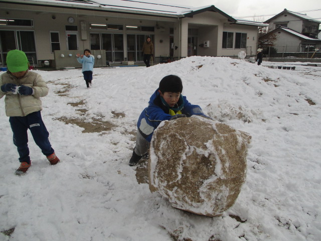 「おおきい雪だるまつくるぞー！」