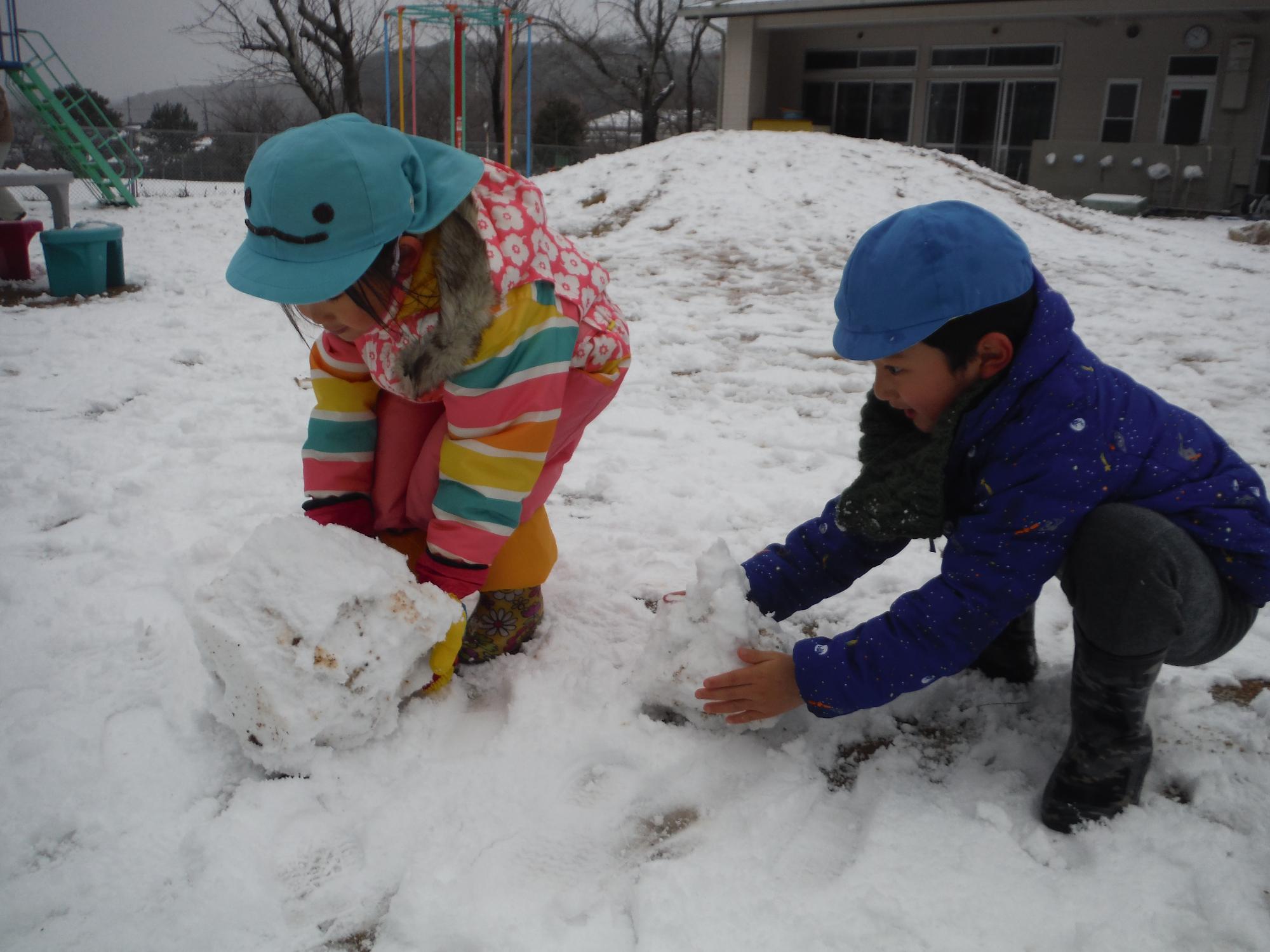 「いっしょに雪だるま作ろう！」