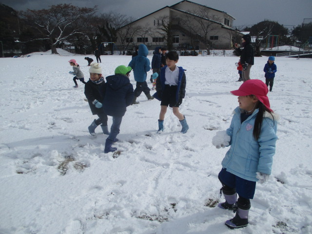小学生のおにいさんおねんさんと一緒に雪合戦したよ♪