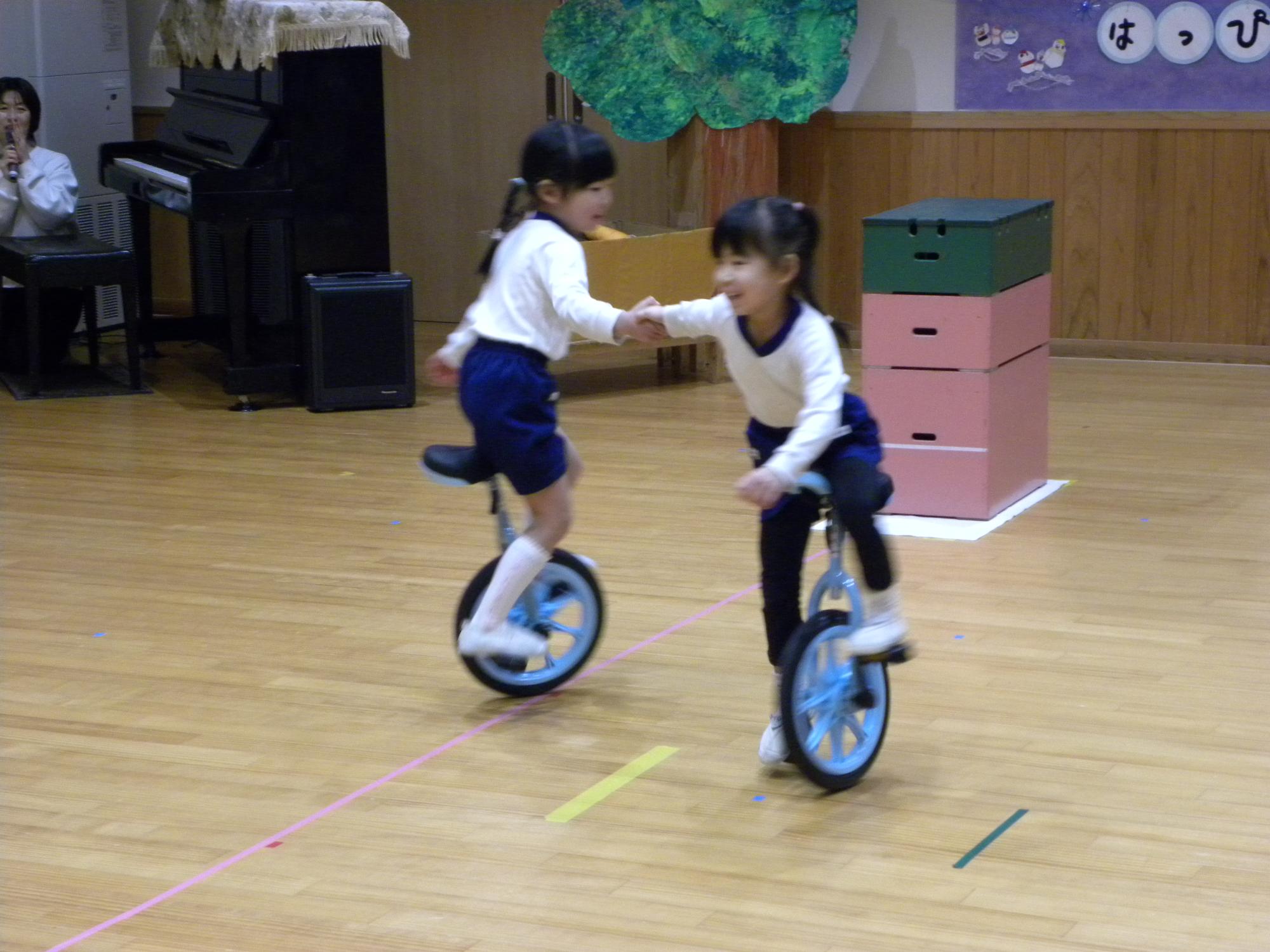 毎日練習して、一輪車に乗れるようになったよ。友達と一緒にメリーゴーランド！大成功！