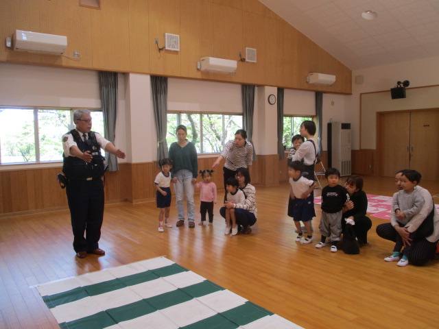 親子交通安全教室で、「しっかりじっくりみて」を教えてもらったね