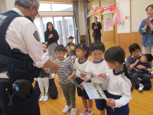 作野さんにファイルをもらったよ。「しっかりじっくりみて」わたります！