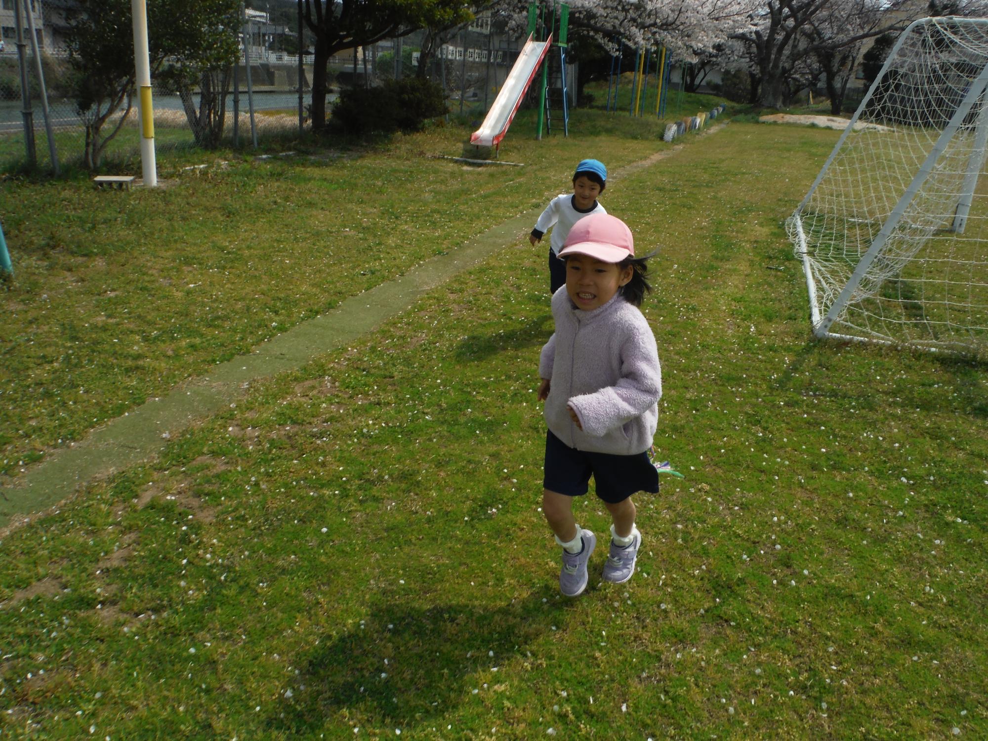 おともだちと一緒にしっぽとり楽しいね