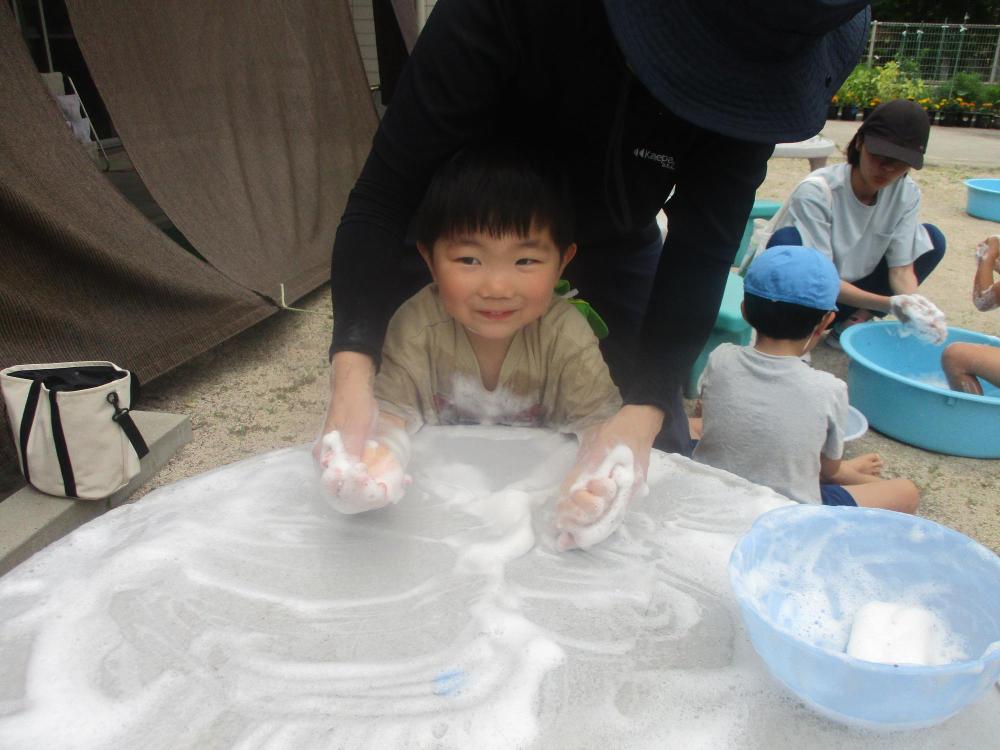 せっけんあそびをしたよ。泡が気持ち良かったよ♪