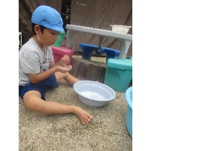 たらいで泡を作ったよ。気持ちいいなあ