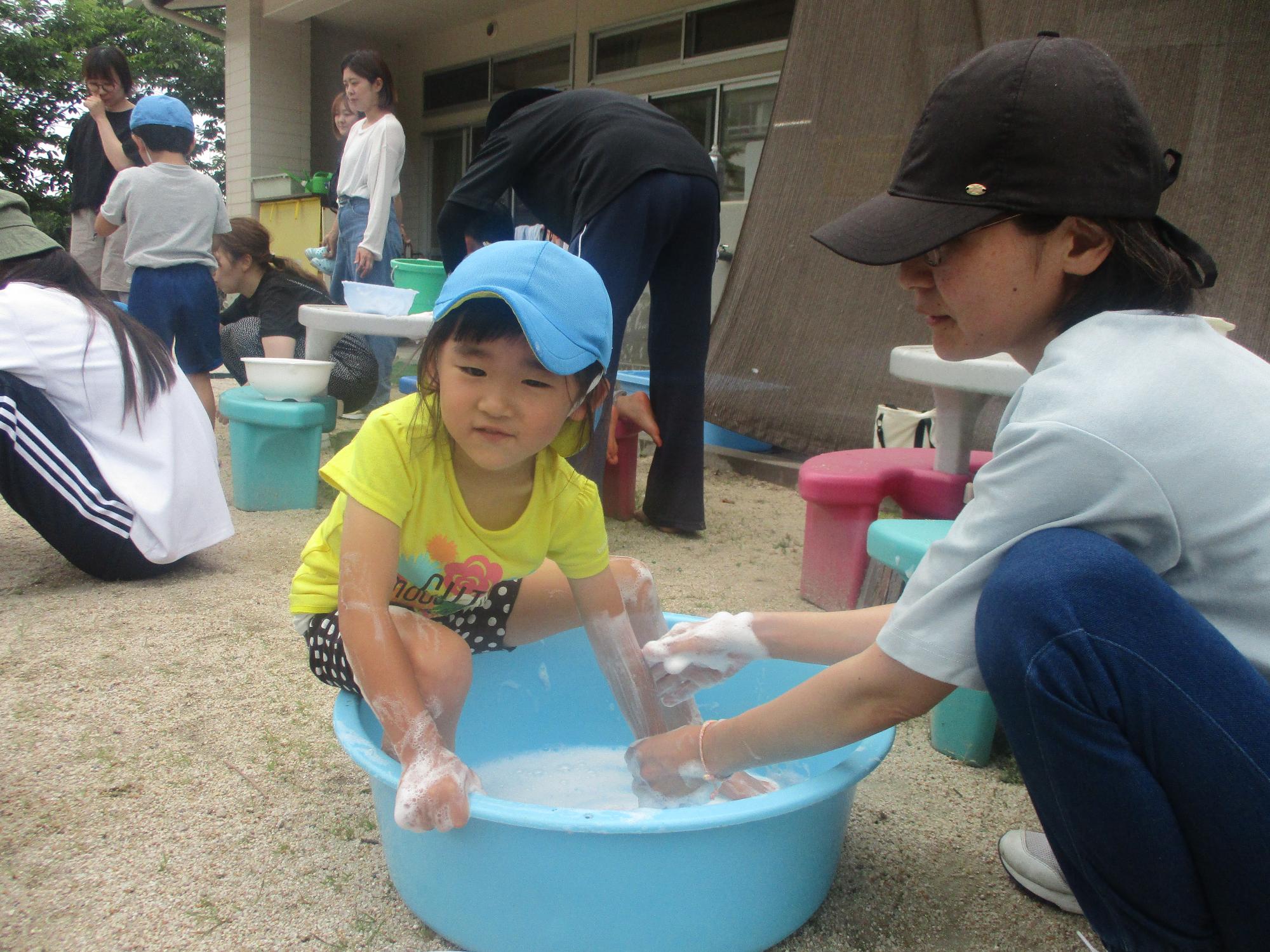 おうちの人と一緒に泡遊び、楽しかったよ