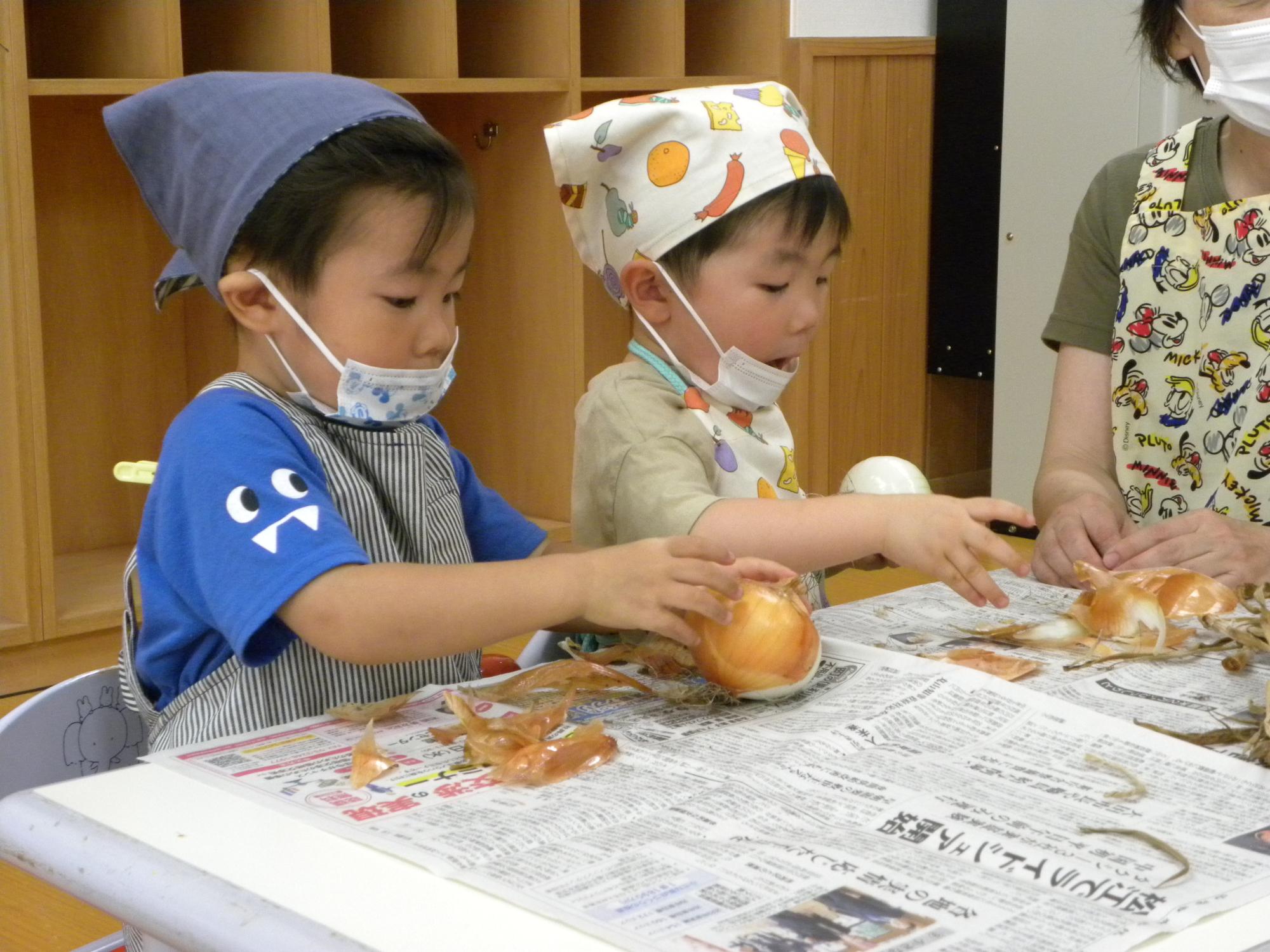 玉ねぎむいて、美味しいカレー作るよ