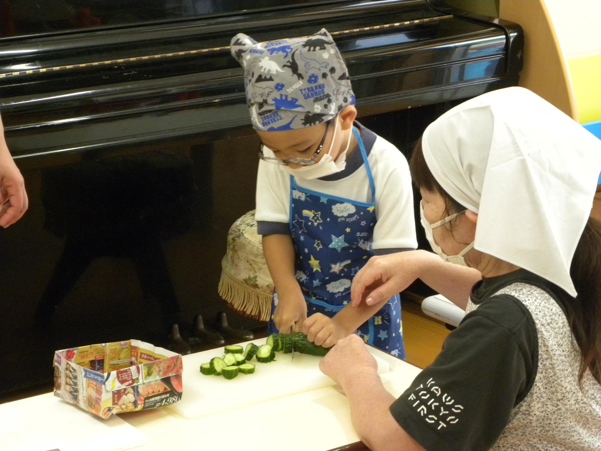 キュウリもトントンきるよ。楽しいな