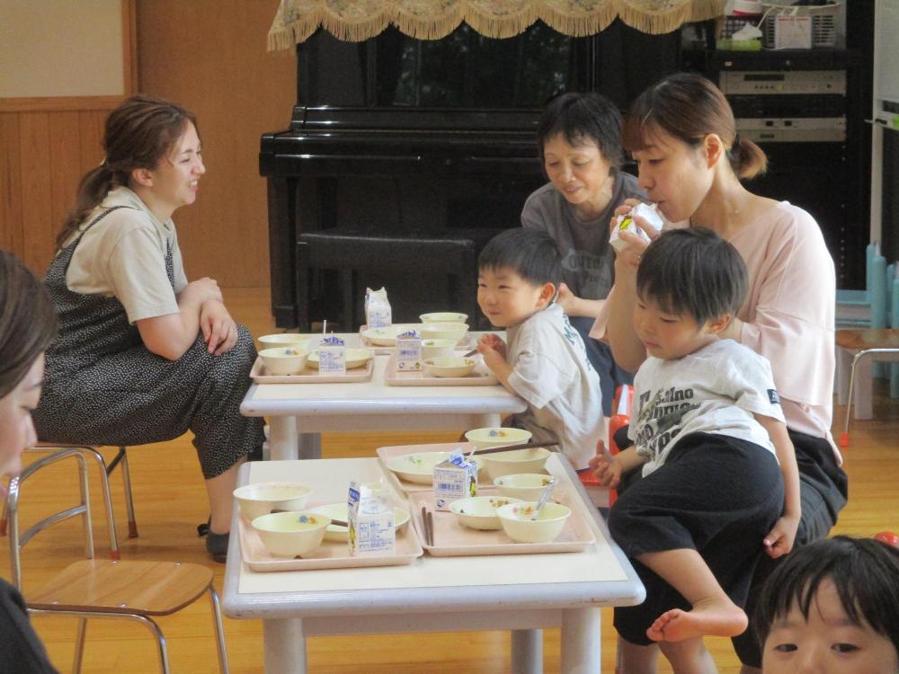 給食試食会、おうちの人に給食見てもらったよ