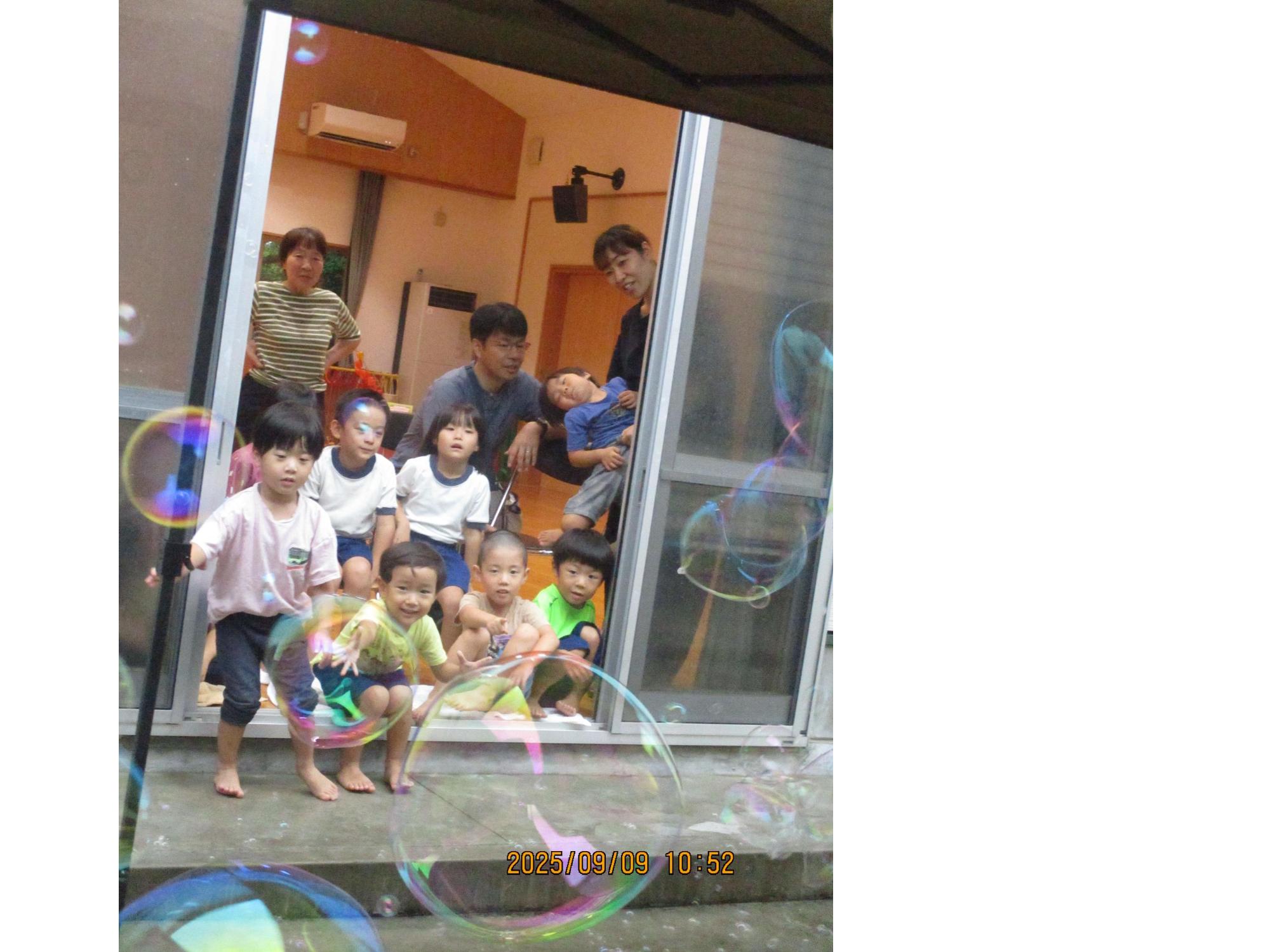 おおきいしゃぼんだま、きれい！