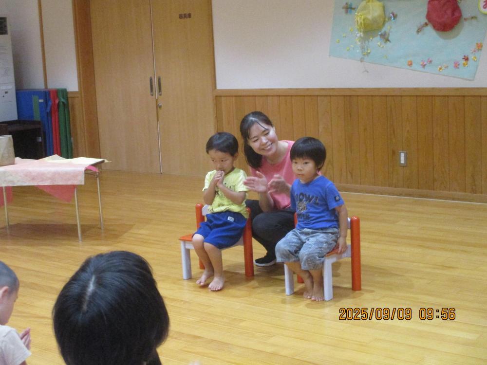 8.9月生まれの誕生会をしたよ。お楽しみはシャボン玉ショーだったよ。