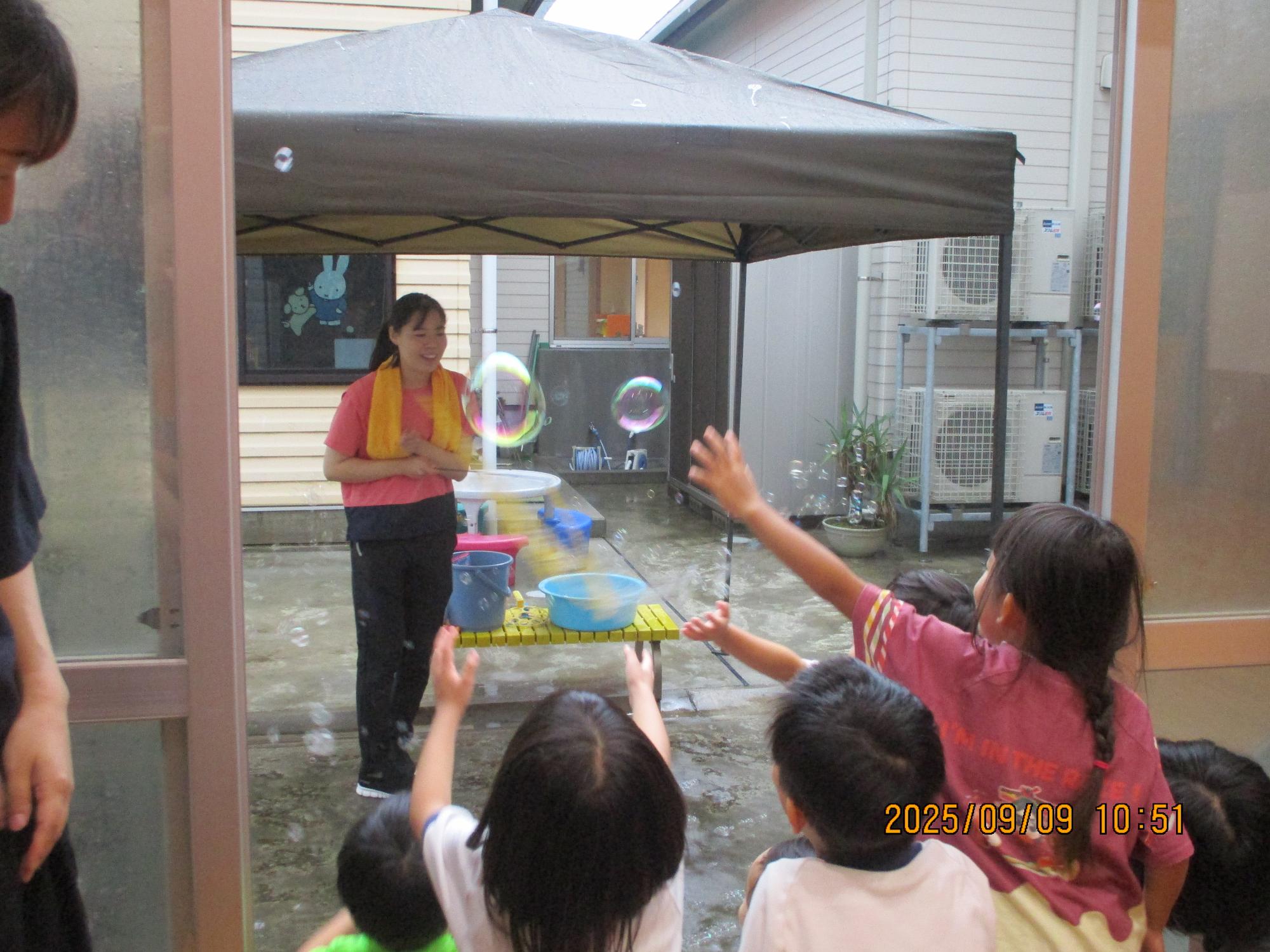 わあーシャボン玉さわりたい