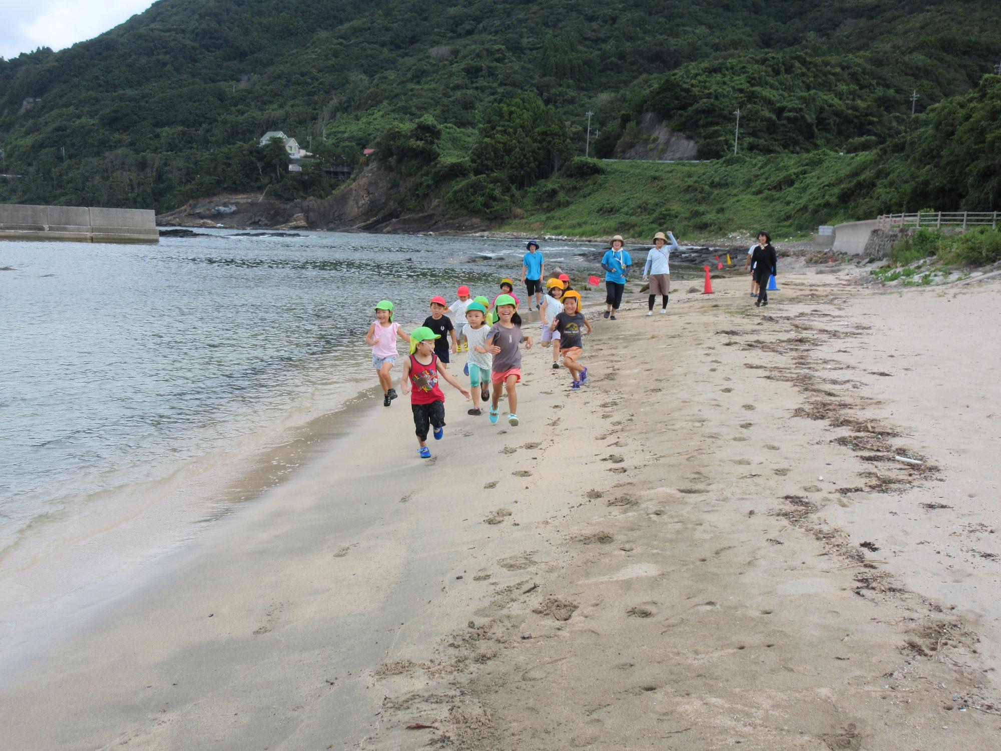 浜辺をみんなで走る