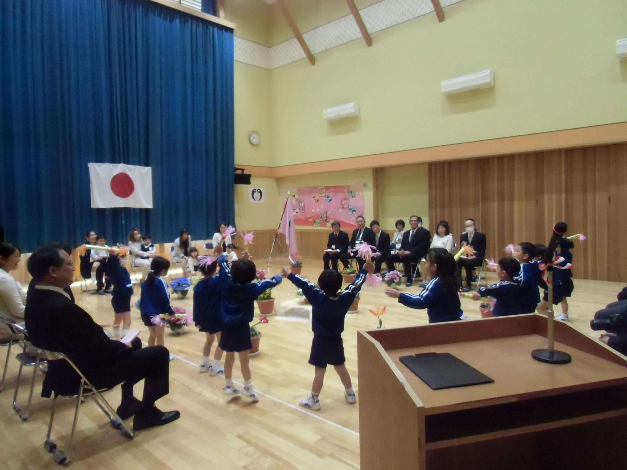 歓迎の踊りの様子