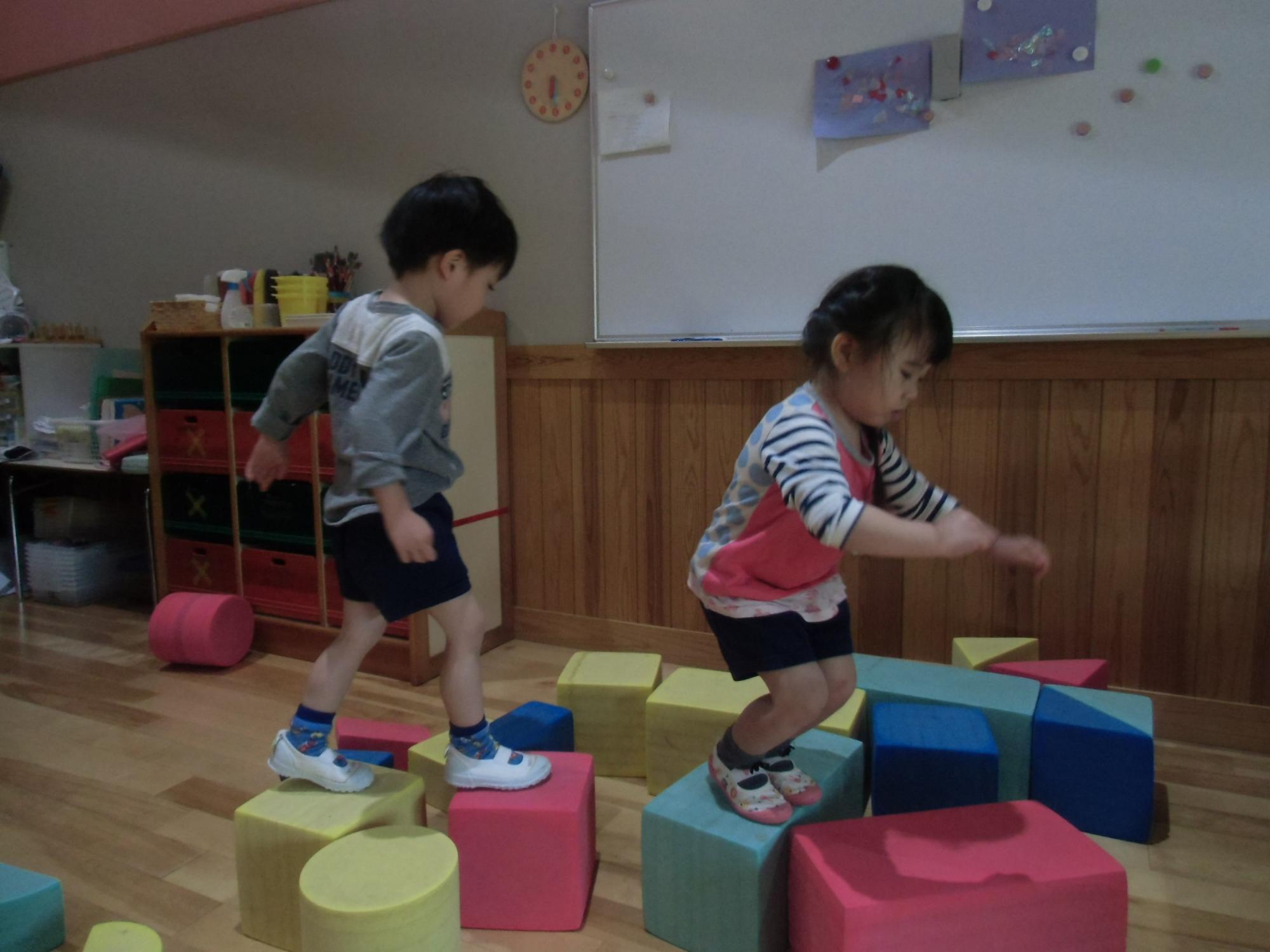 積み木の上を跳ぶ様子