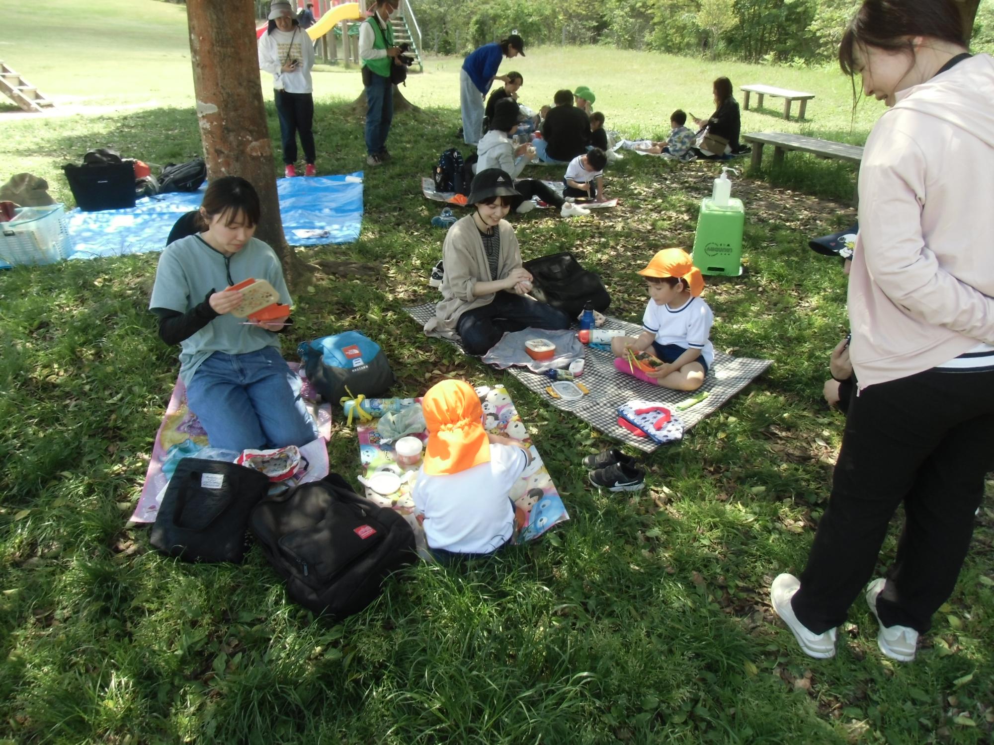 弁当を食べる様子
