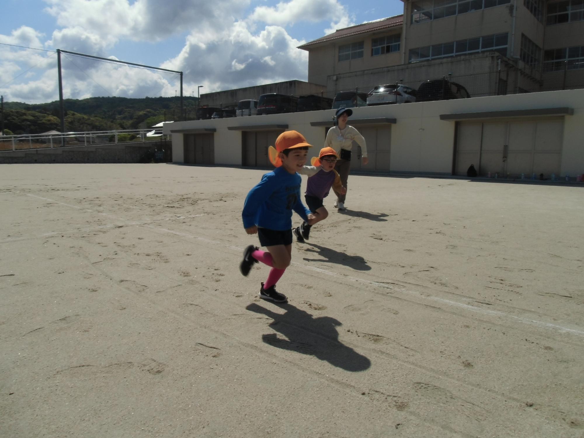 かけっこをする様子