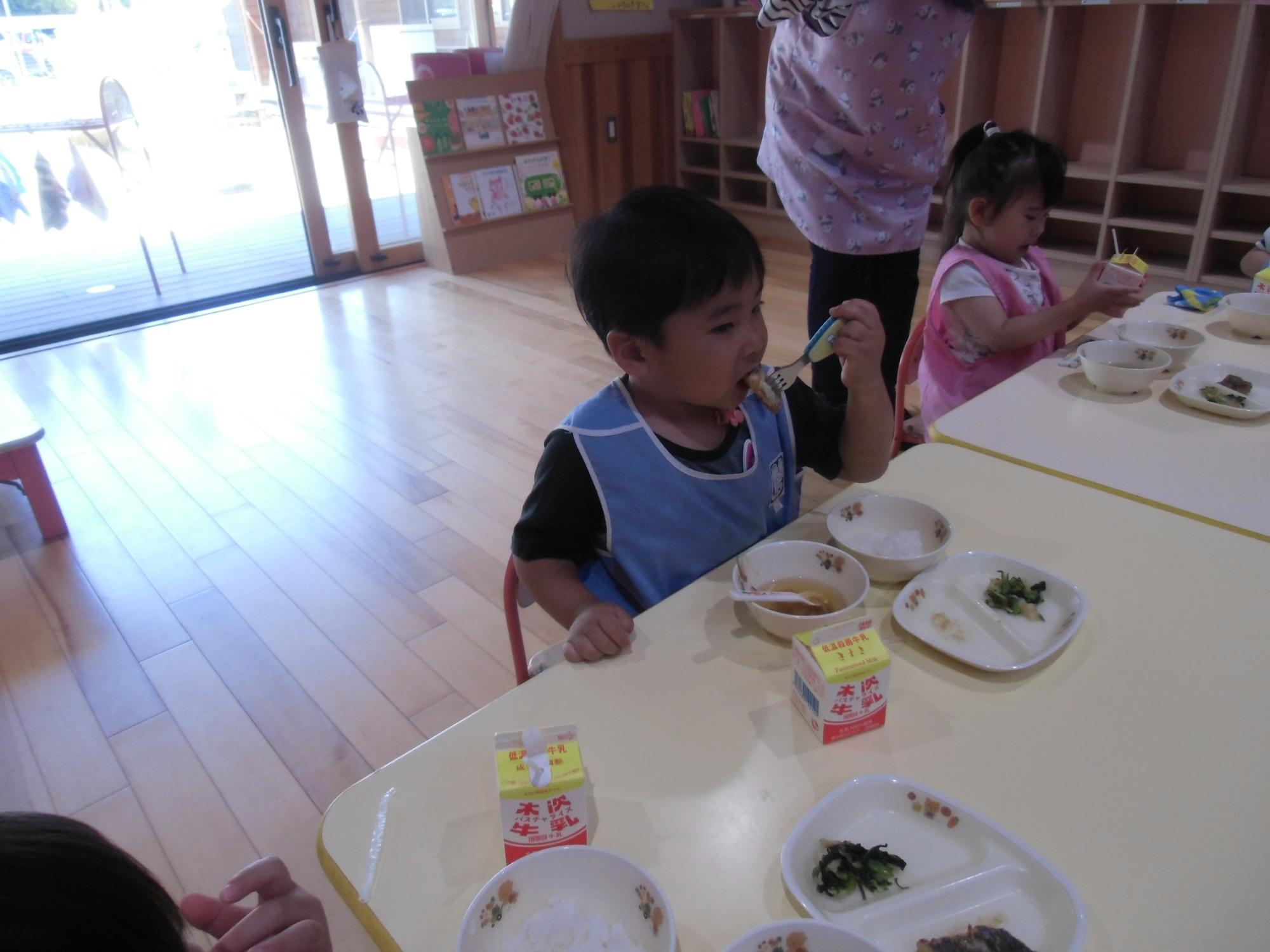 給食を食べる様子