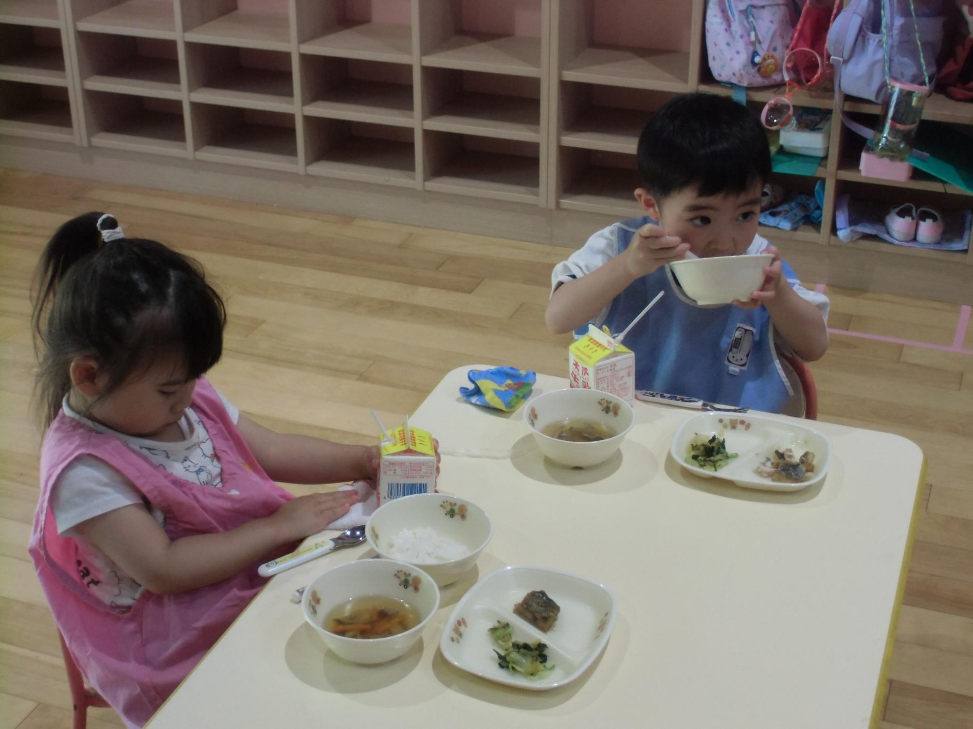 おいしように食べる様子