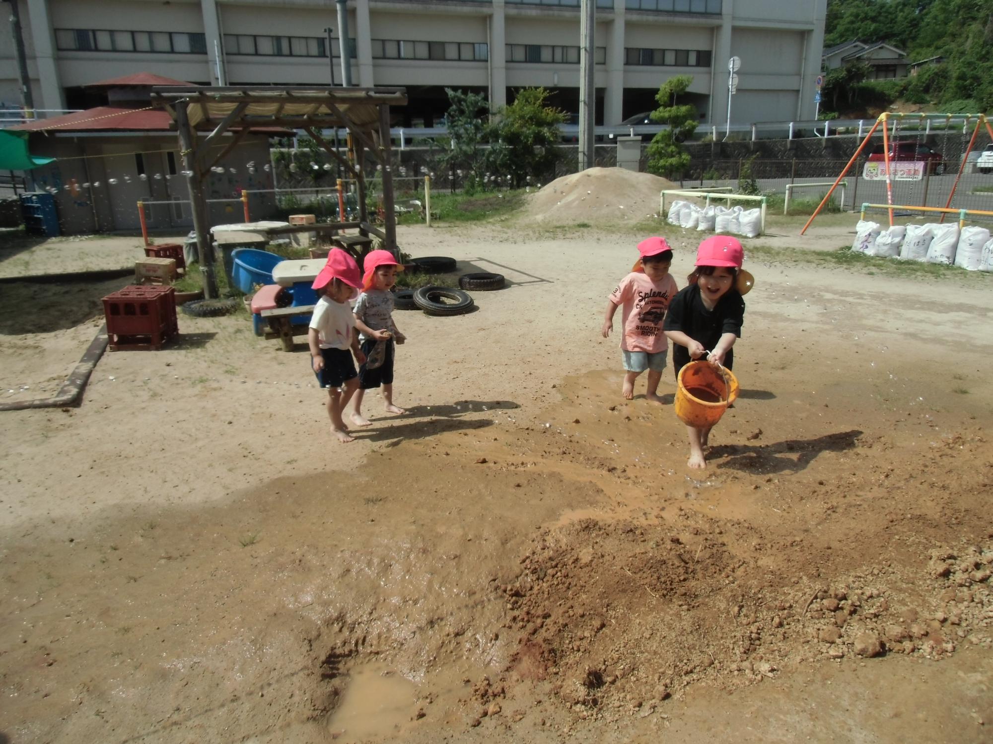 泥遊びの様子