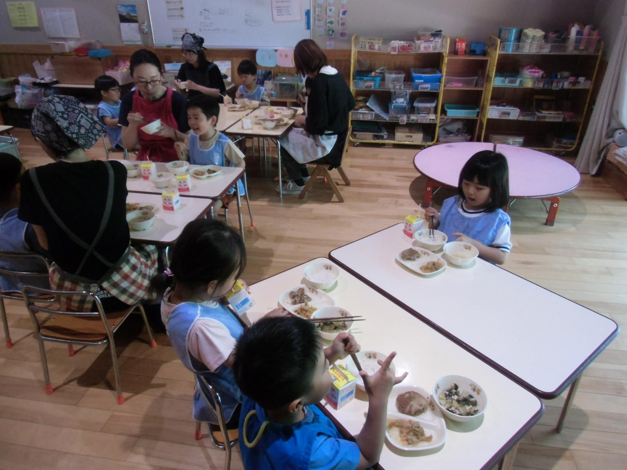きりんさんの給食の様子