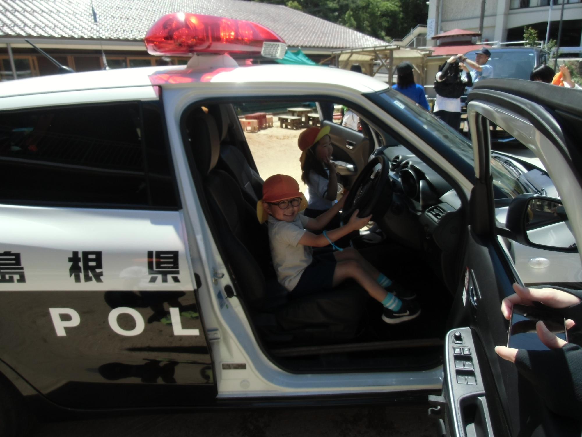 パトカーに乗る様子