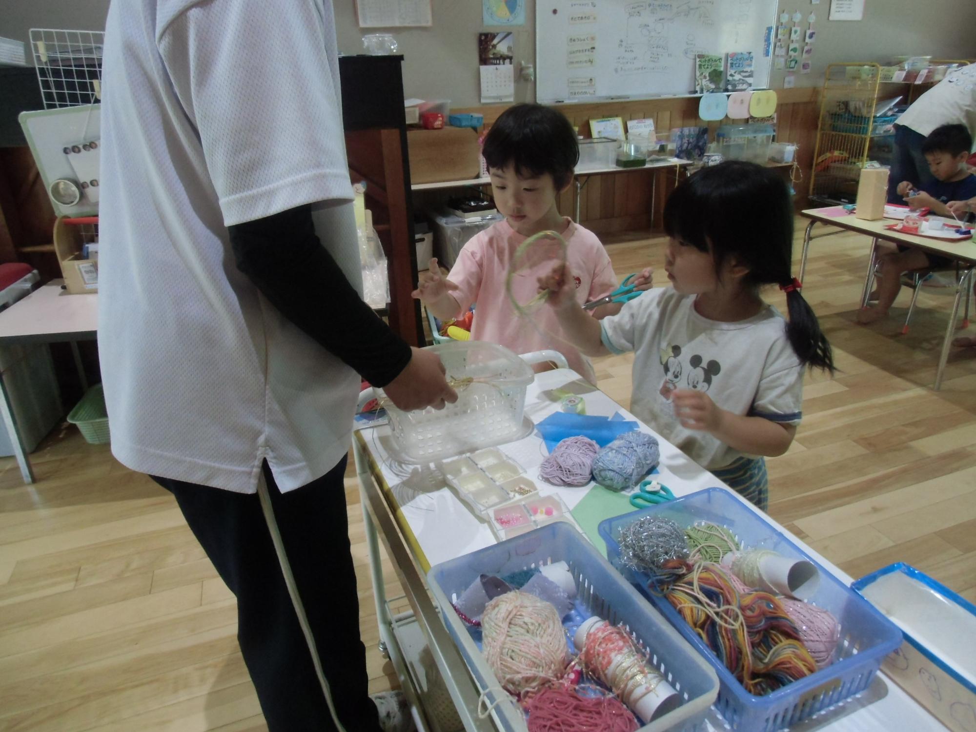 材料を選ぶ様子