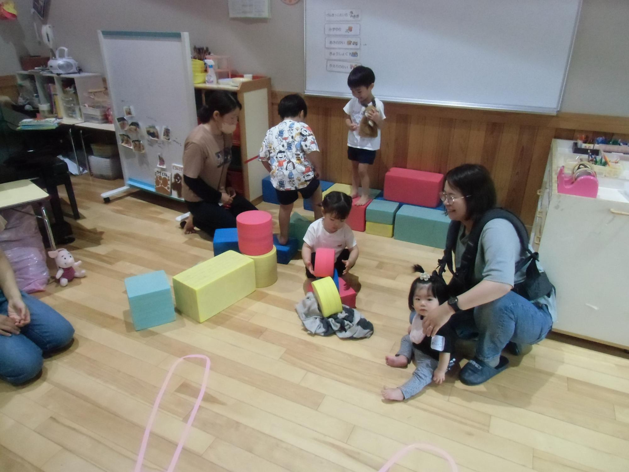 ひよこさんと遊ぶ様子