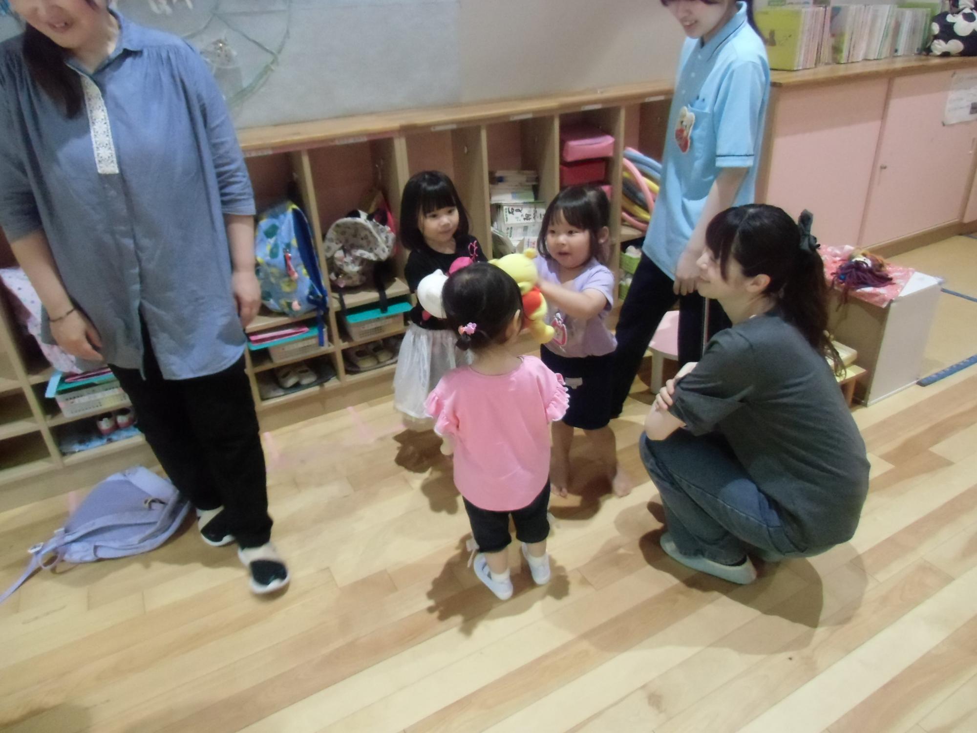 人形を見せる様子