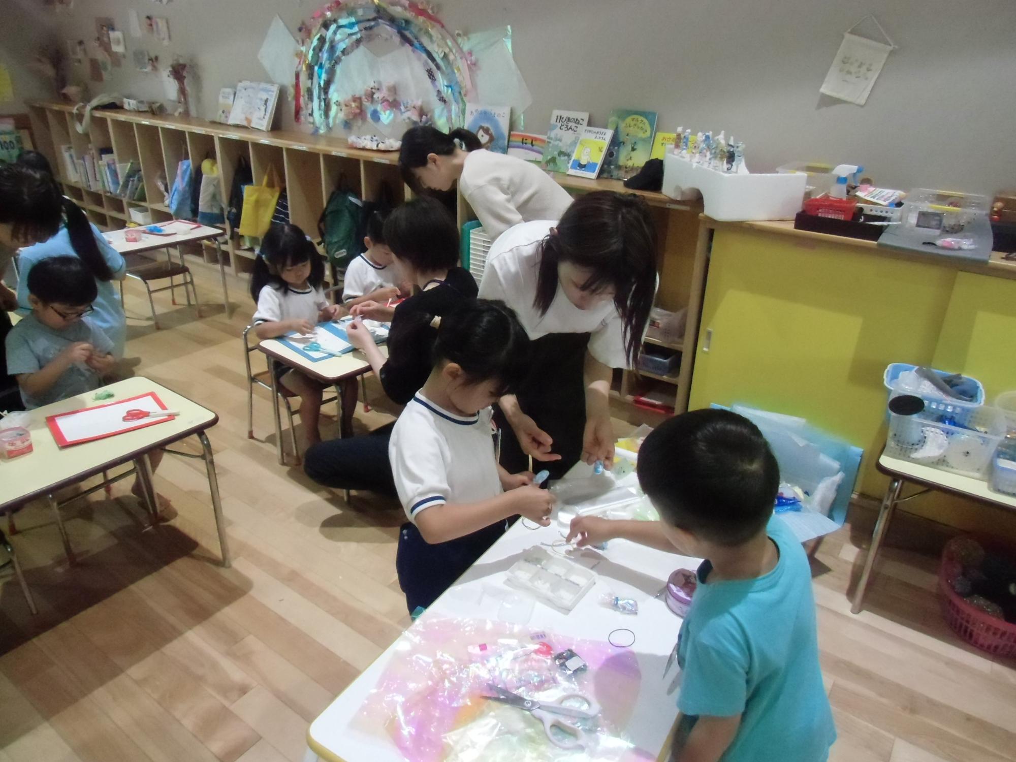 親子で作る様子