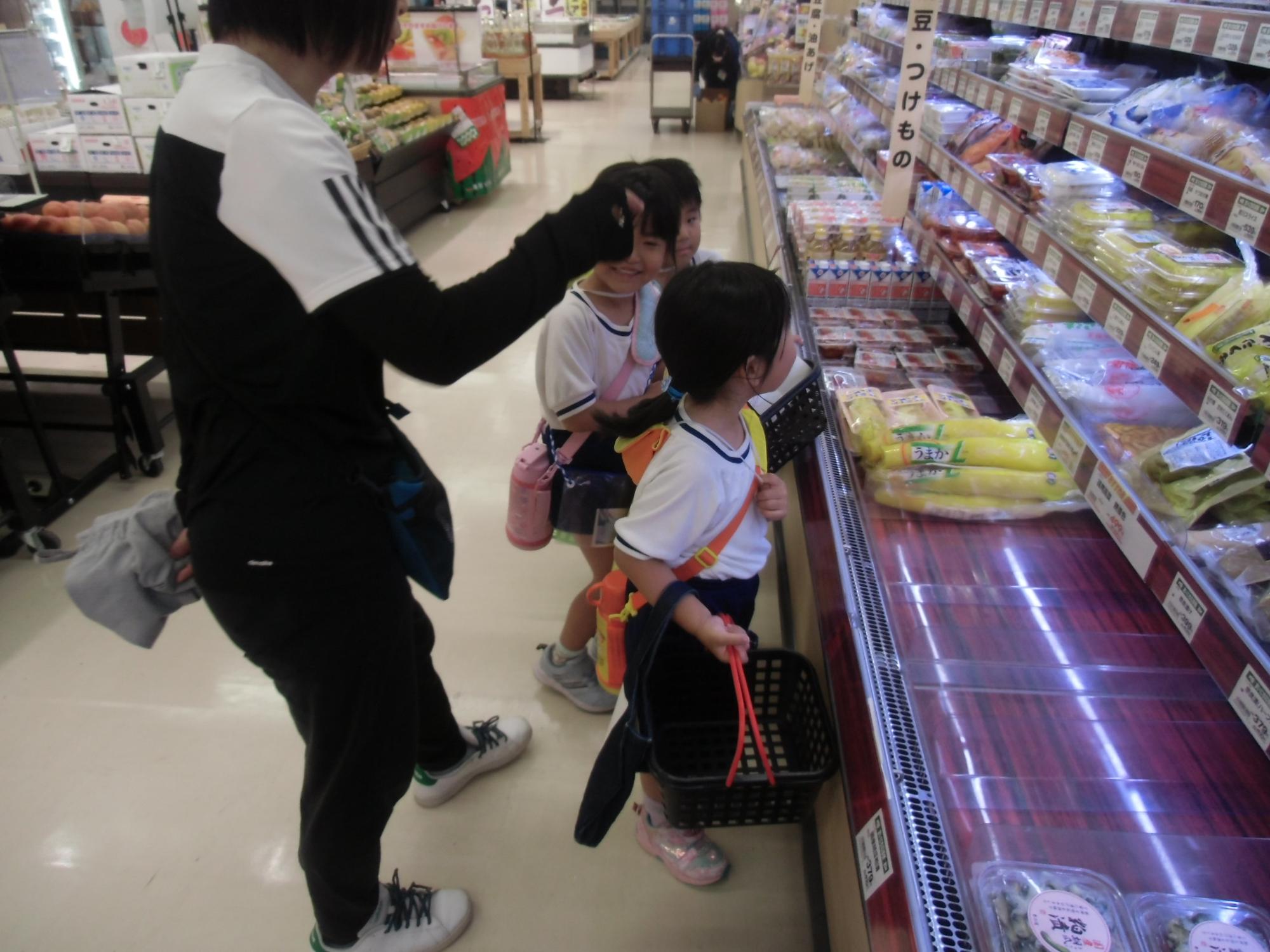 野菜を買う様子