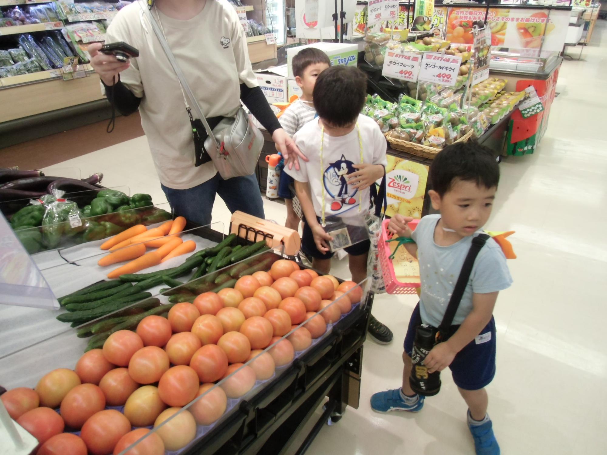 玉葱を買う様子