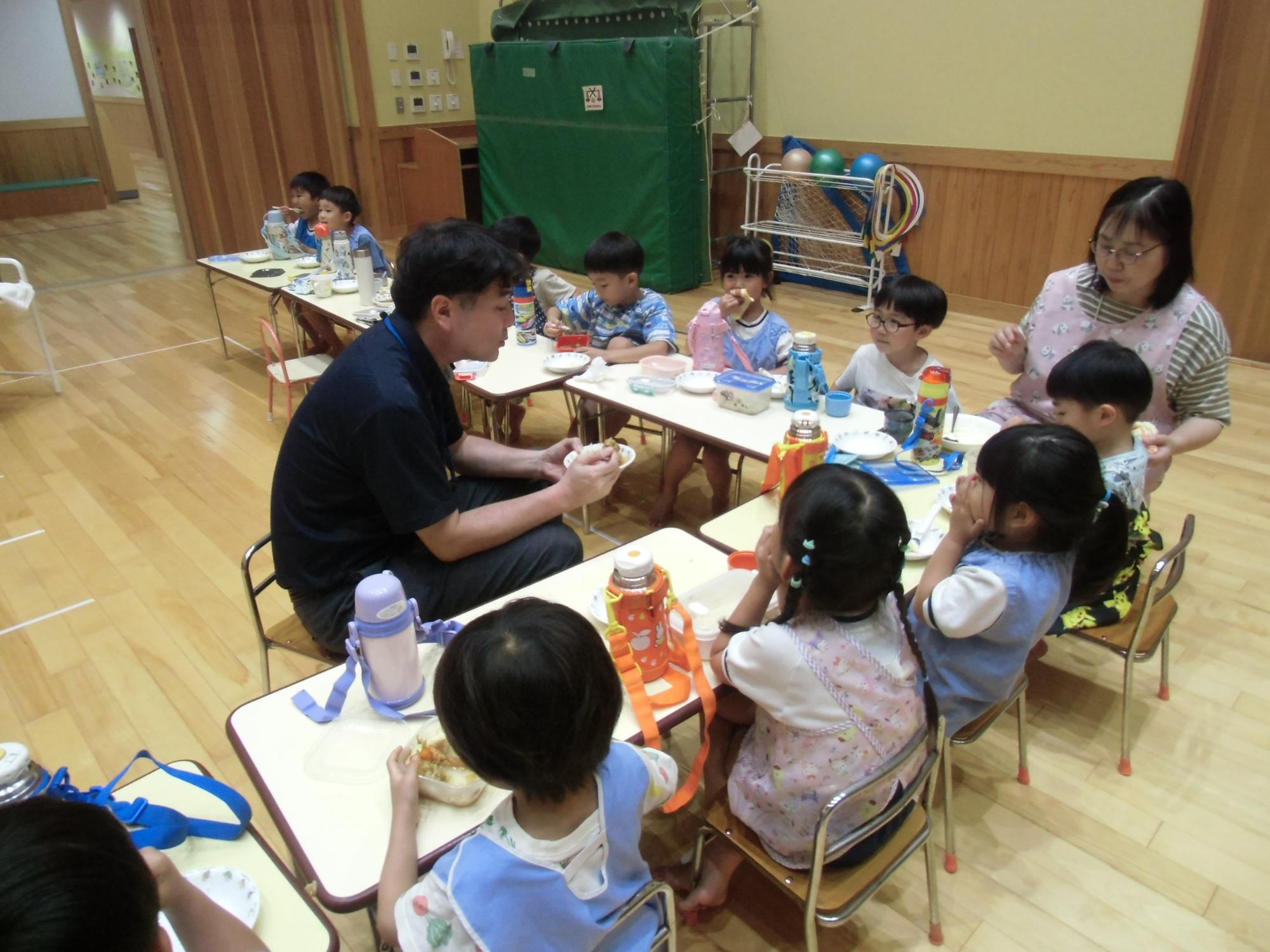 会食する様子