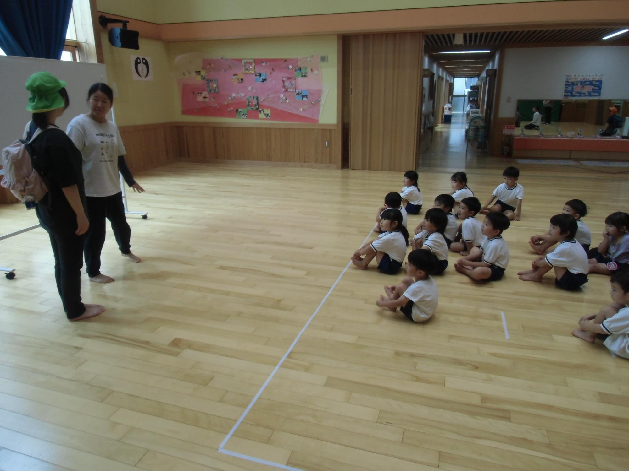 防犯の話を聞く様子