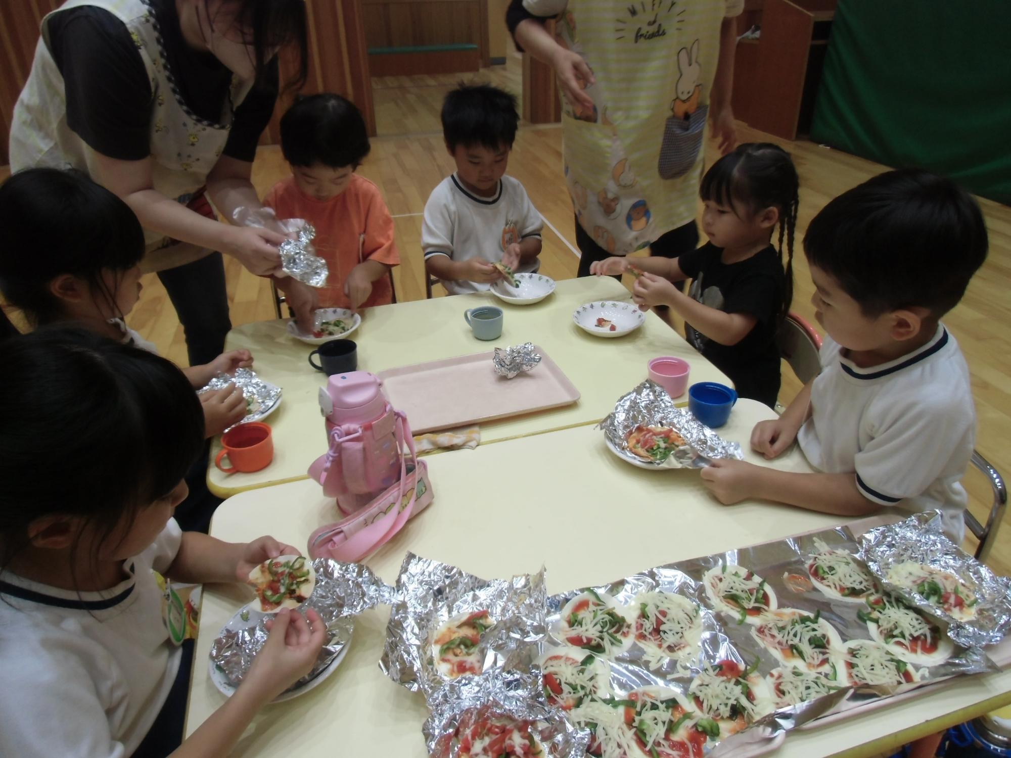 ピザを食べる様子