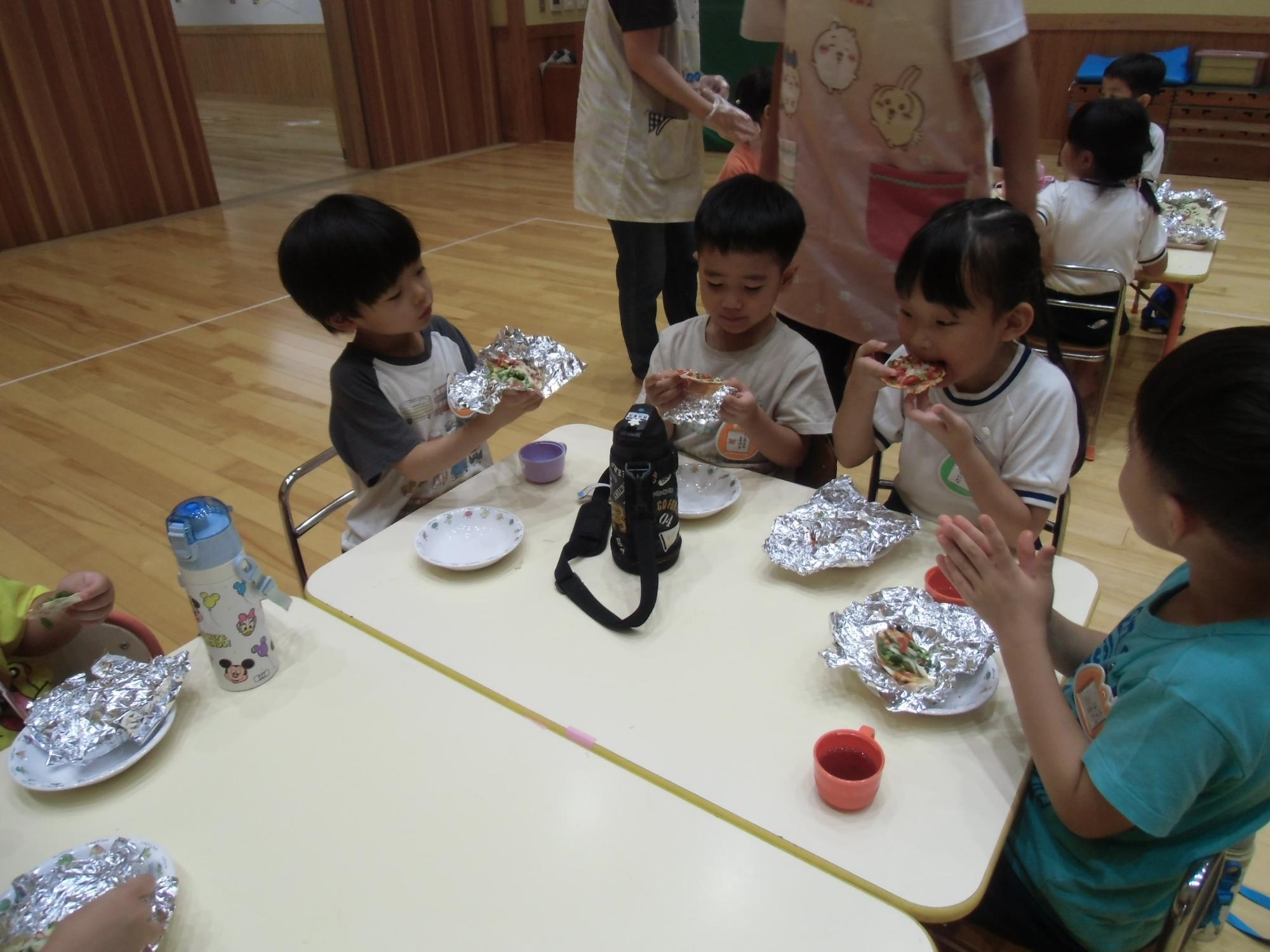 うれしそうに食べる様子