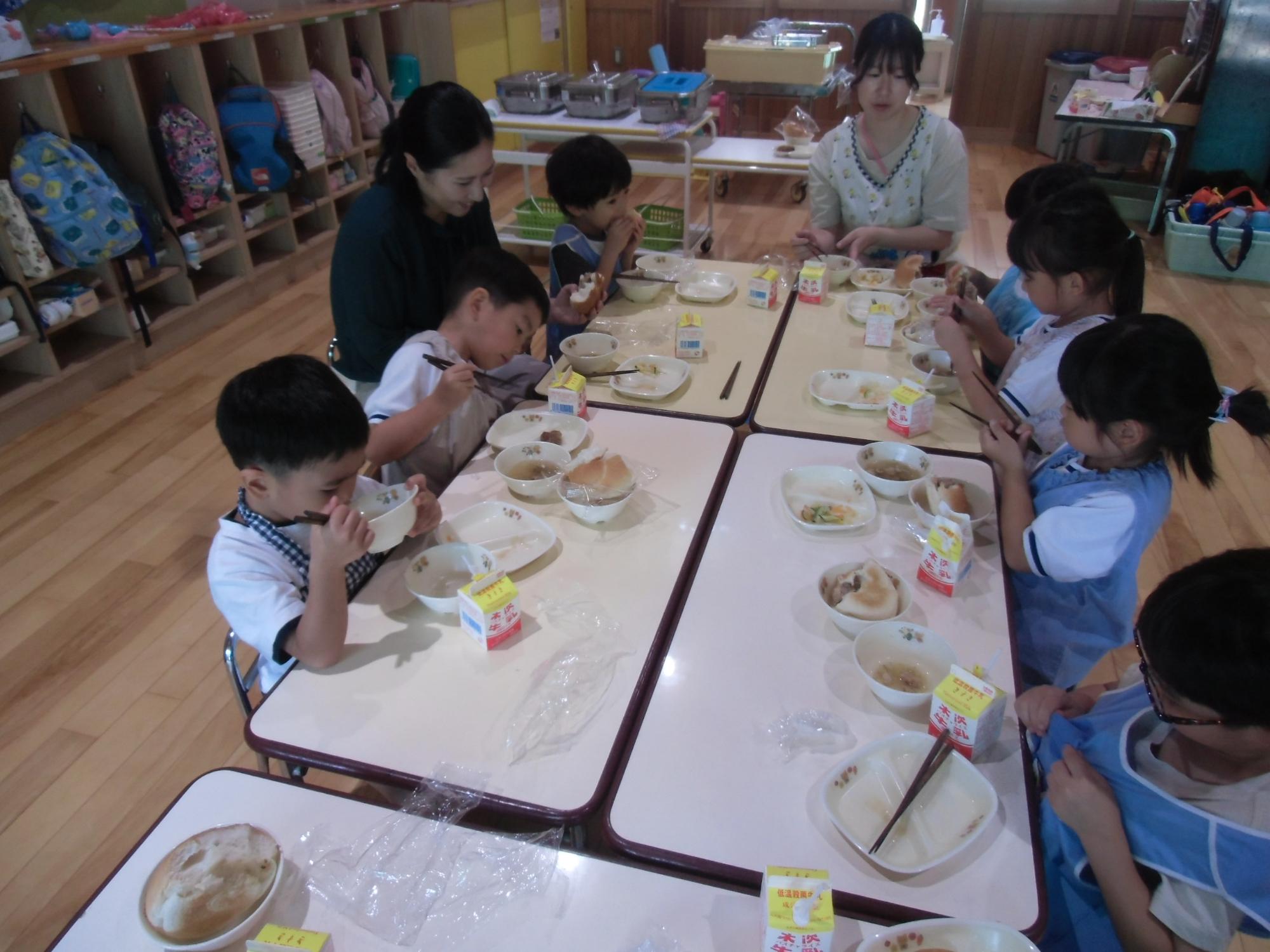 給食を食べる様子