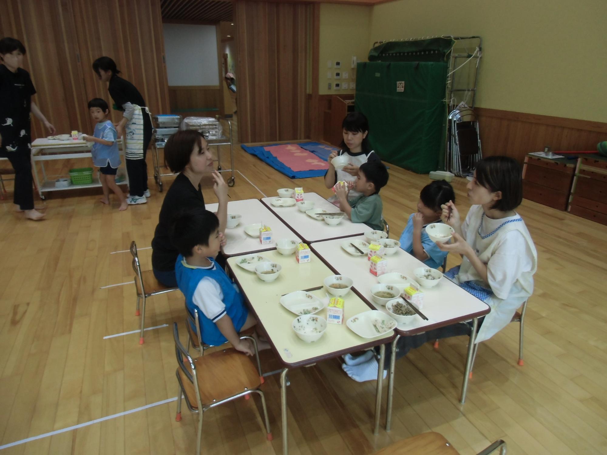 親子で給食の様子