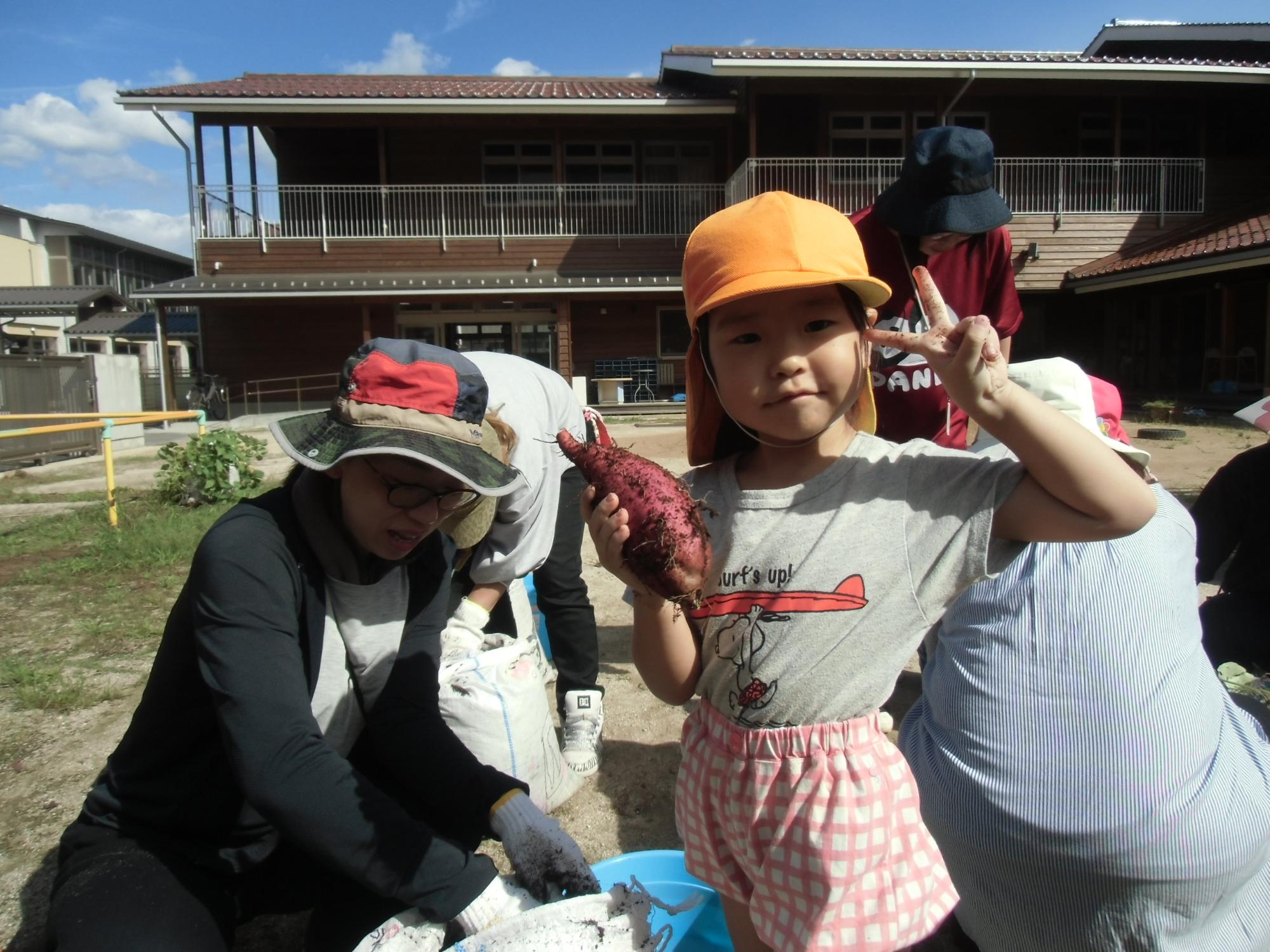 芋を手にするこども