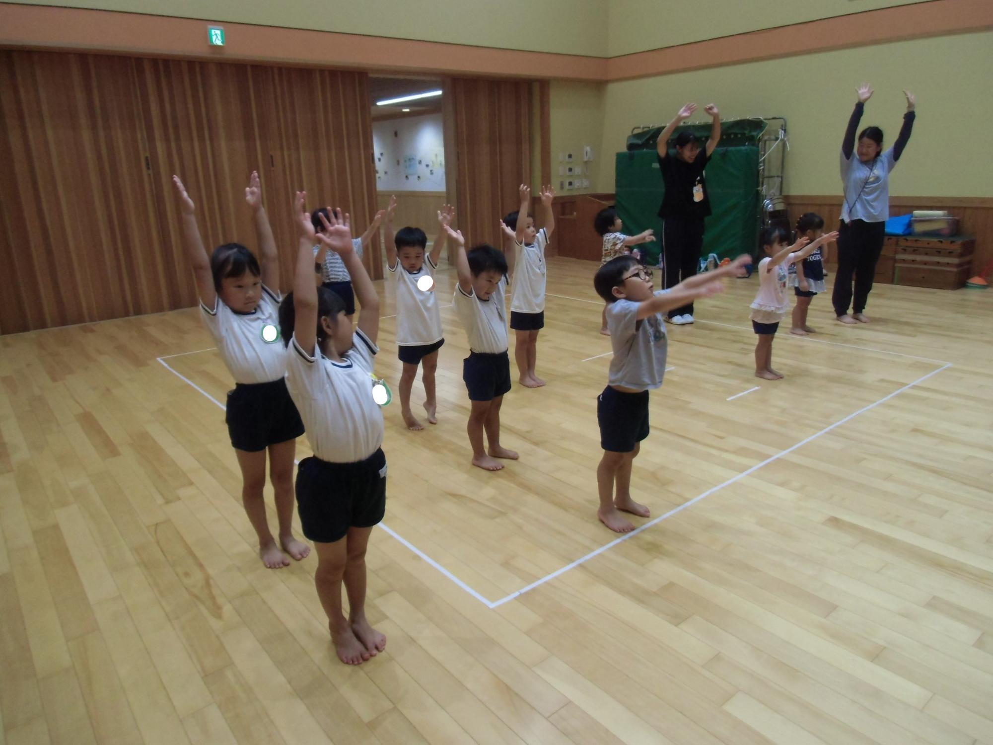 ラジオ体操をする様子